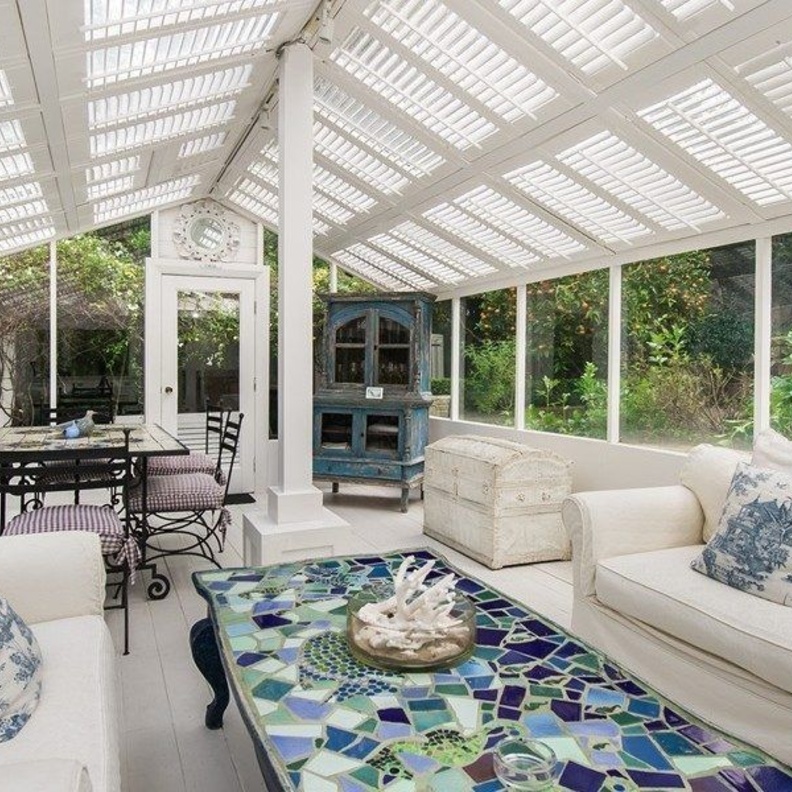 إحدى البيتين الزجاجين المستخدم كغرفة جلوس و طعام 