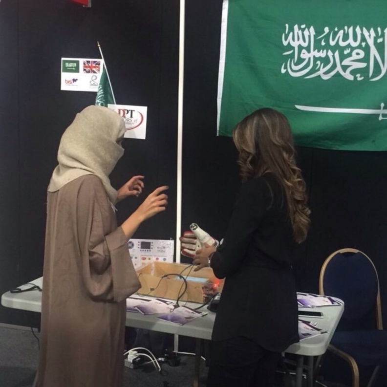 إحدى الطالبات وهي تشرح عن الجهاز في لندن