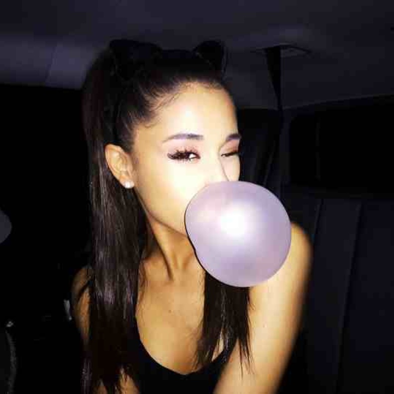 إريانا جراندى تعشق العلكة