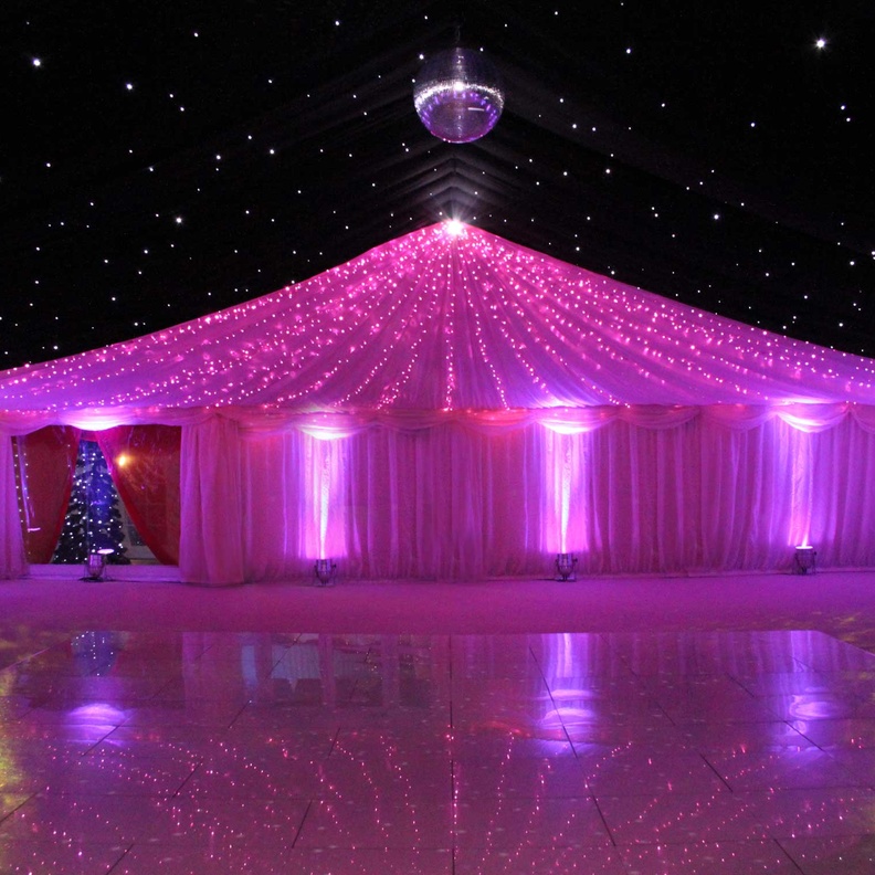 إضاءة تعتمد على لمبات صغيرة جدا متصلة ببعضها على شكل شبكة تستعمل لتغطية مساحات كبيرة في يوم الزفاف