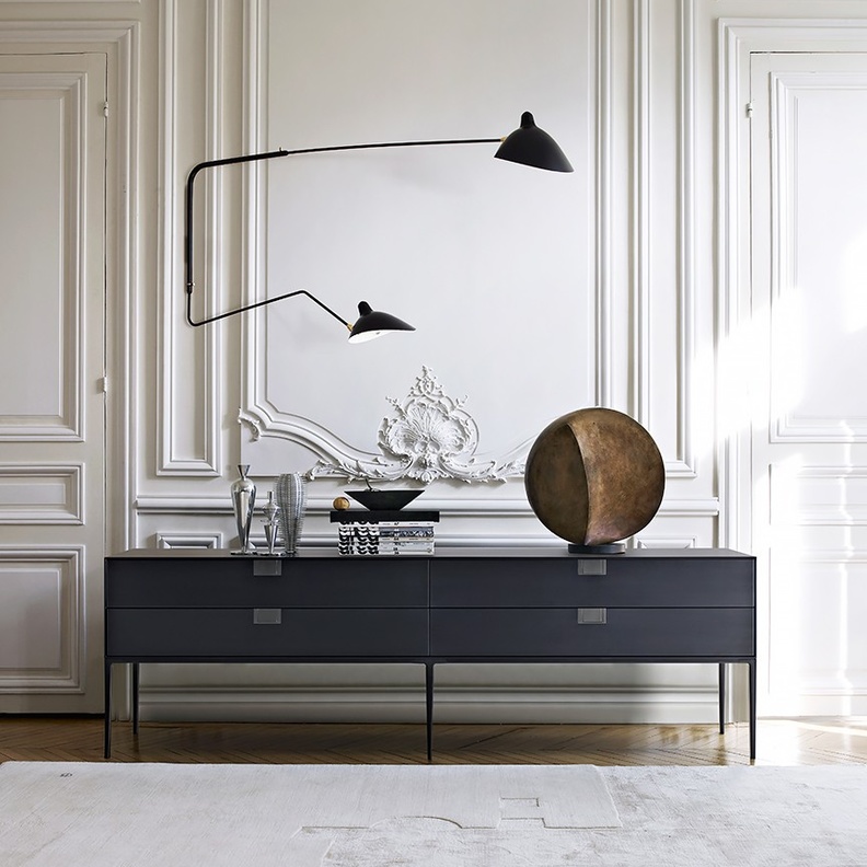 إطارات من الجبس على الجدار و الأبواب 