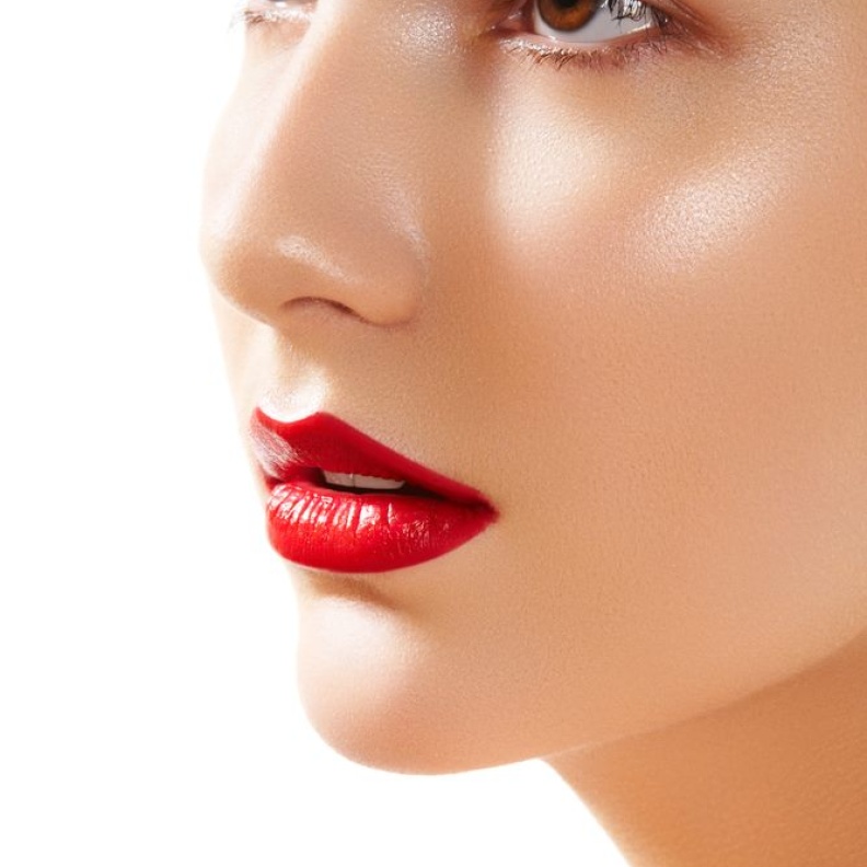 إطلالة ساحرة خلال العيد مع الشفاه البارزة