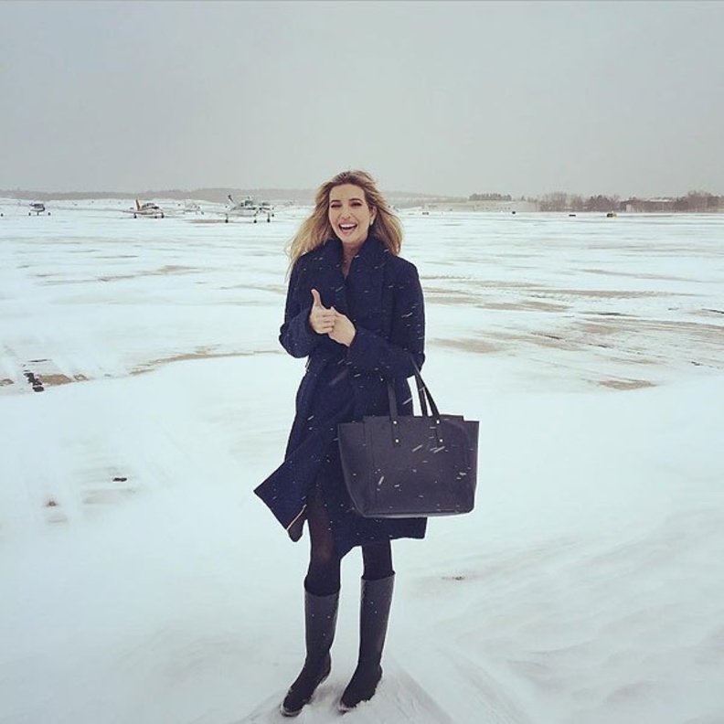 إطلالة شتوية لإيفانكا ترامب بالمعطف والجزمة