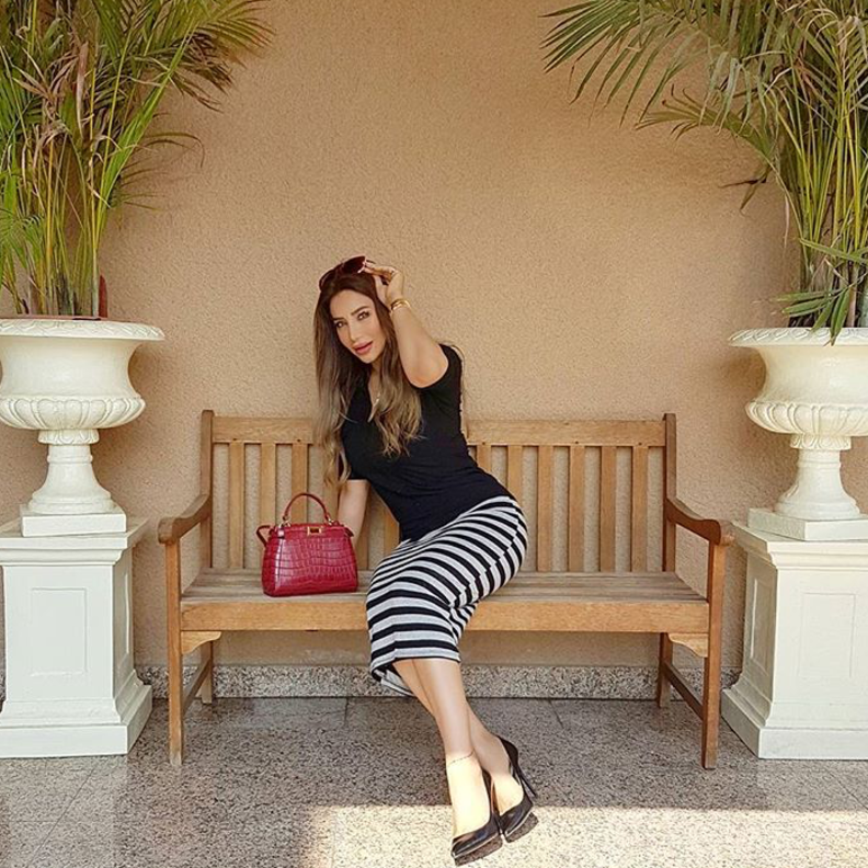 إطلالة عصرية للجين عمران