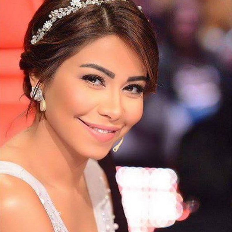 اللون الزاهي مدح وجهها