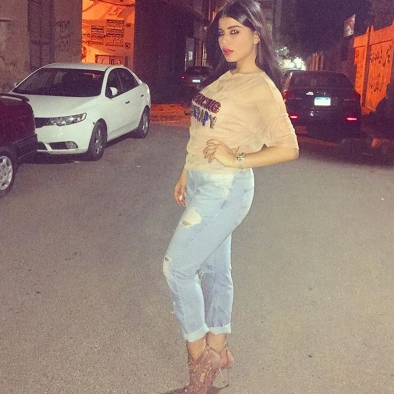 إطلالة معاصرة مع الجينز الممزّغ لحنان الخضر