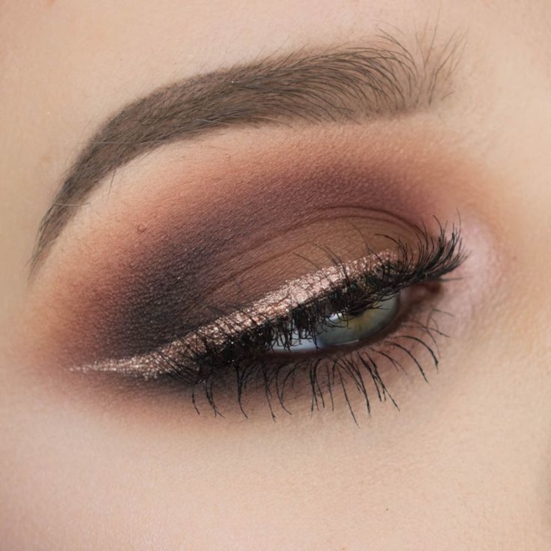 إطلالة مكياج ترابي وآيلاينر لامع