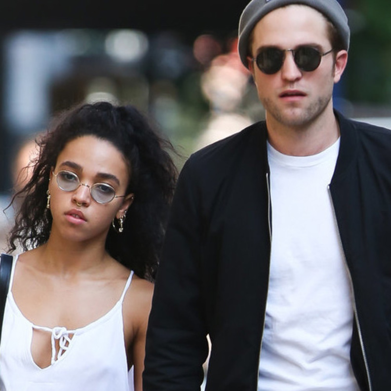 هل تقترب علاقة روبرت باتينسون وإف كيه إيه تويجز من نهايتها؟