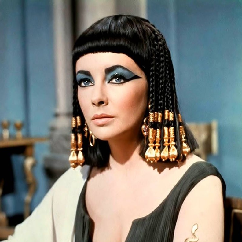  إليزابيث تايلور في دور الملكة كليوبترا