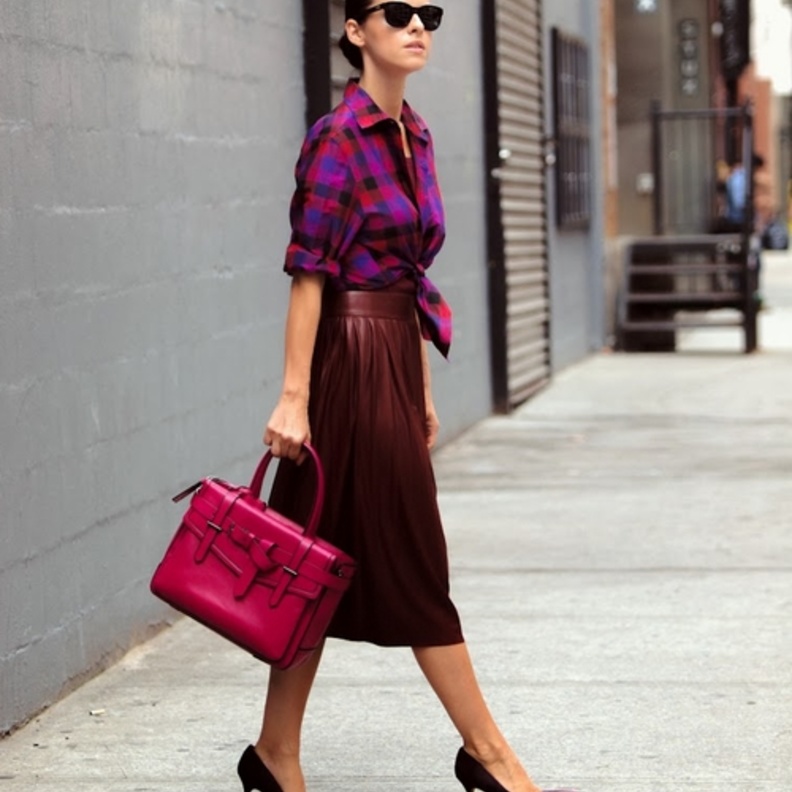 إن كنت تفضلين لمسات حيوية على اطلالتك بلون البوردو اخترنا لك هذه الاطلالة بمزيج أنيق من الألوان لتستوحي منها  