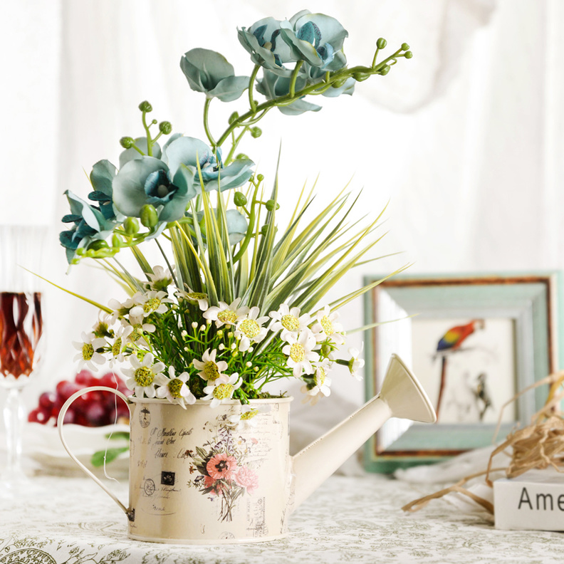 إناء سقاية النباتات يستخدم كحوض للتزيين ليعطي الديكور طابع ريفي