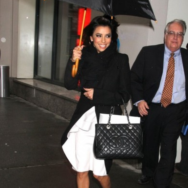 بالصور... إيفا لونغوريا تكافح البرد بالمظلة 