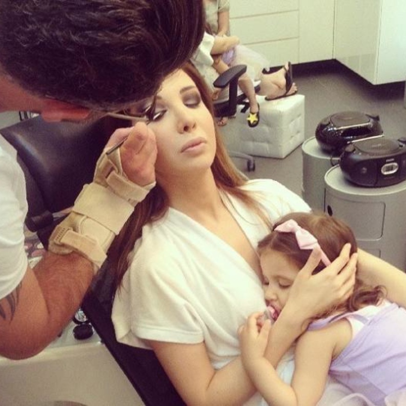 ميلا تقبل والدتها في كواليس مسلسل ذا فويس كيدز 