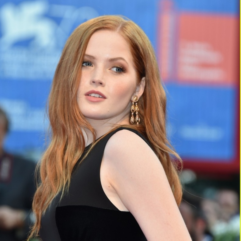 إيلي بامبر ترتدي أقراط من شوبارد