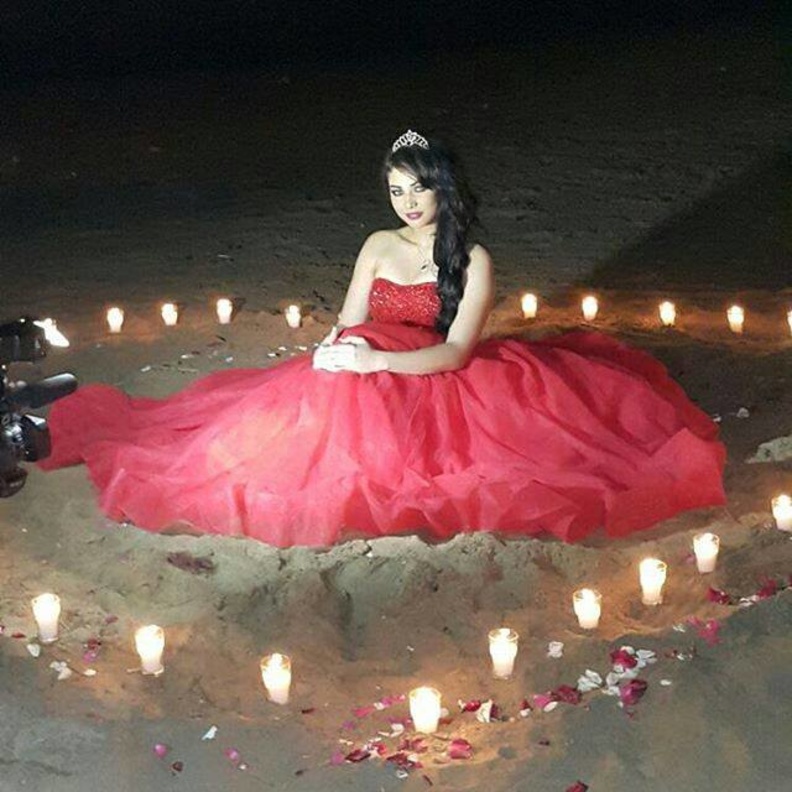 ابتسام ملكة على شاطىء البحر