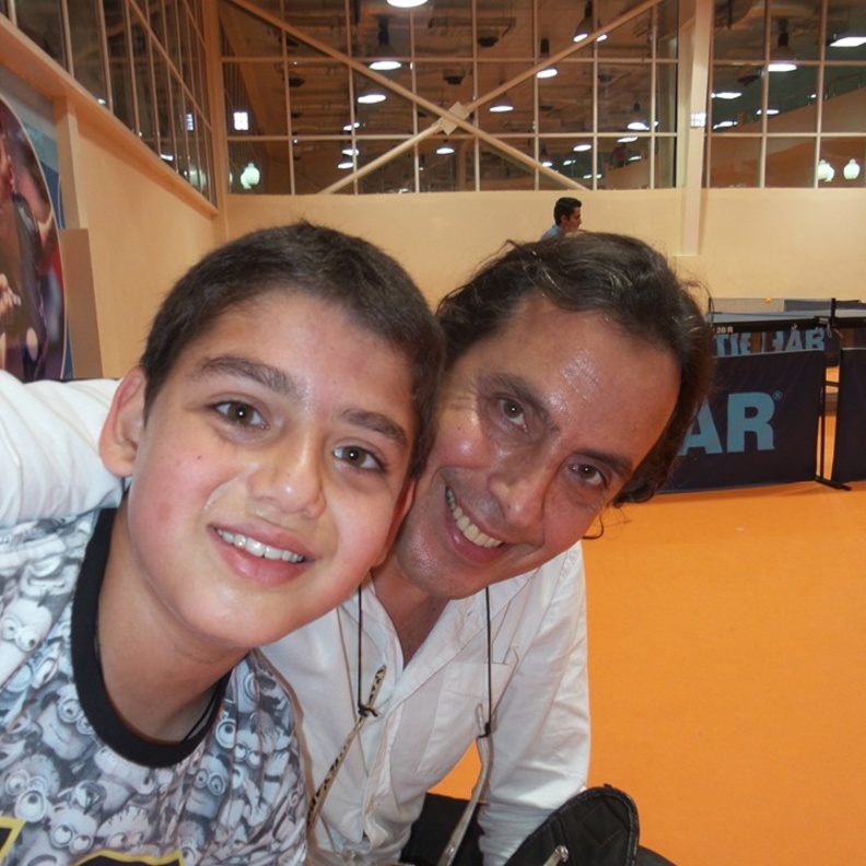 ادم فوزي العوامري مع والده