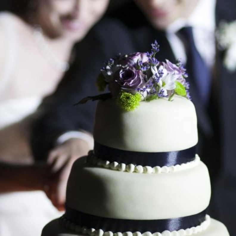 اتيكيت اختيار و تقطيع كيكات الزفاف 