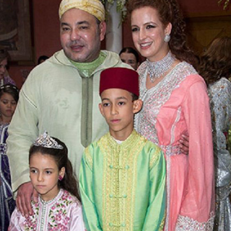 محمد السادس يقوم بالتحية العسكرية المغريبة