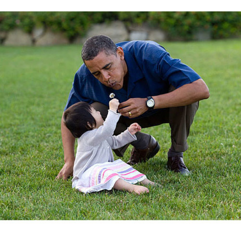 طفلة تعانق اوباما بشدة