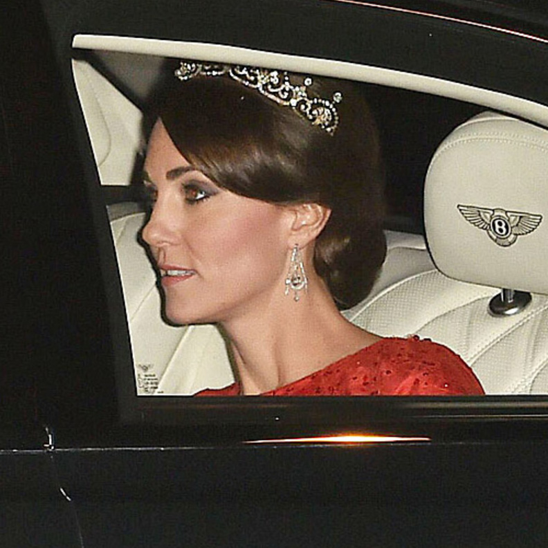 كيت ترتدي تاج اللوتس