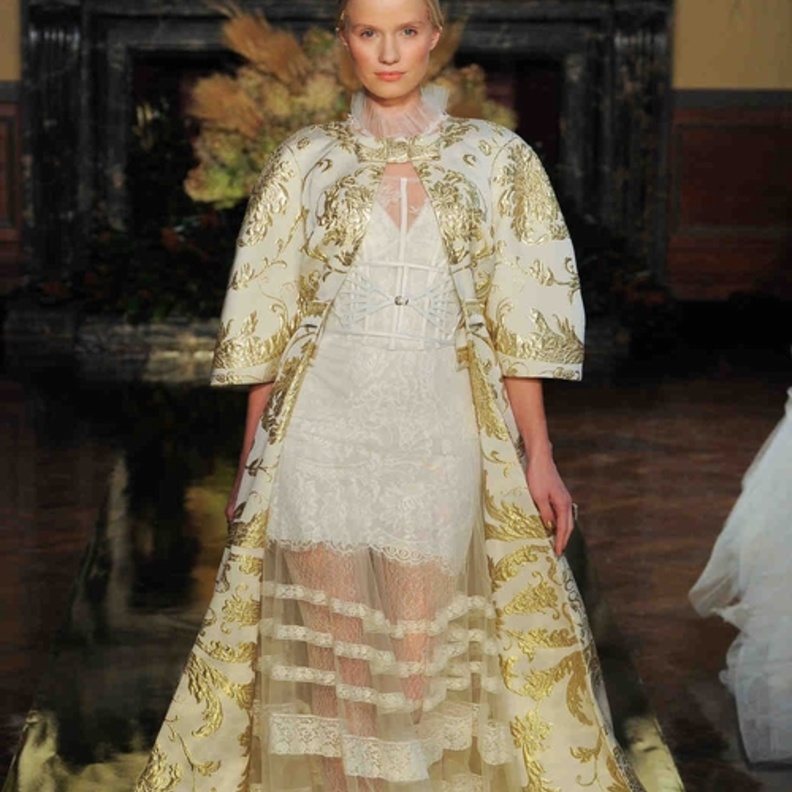 اجمل فساتين الزفاف بالكاب من مجموعة Yolan Cris لخريف 2017