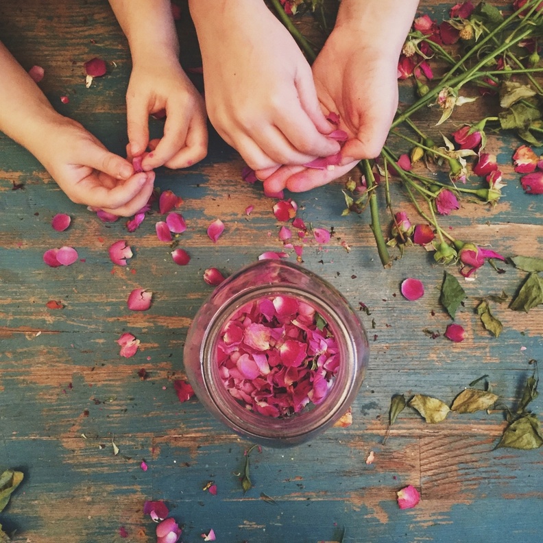 احتفظي ببتلات الورد بتحويلة لمقشر للجسم 