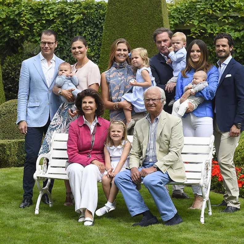 وليه العهد في رحله بصحبه زوجها واطفالها