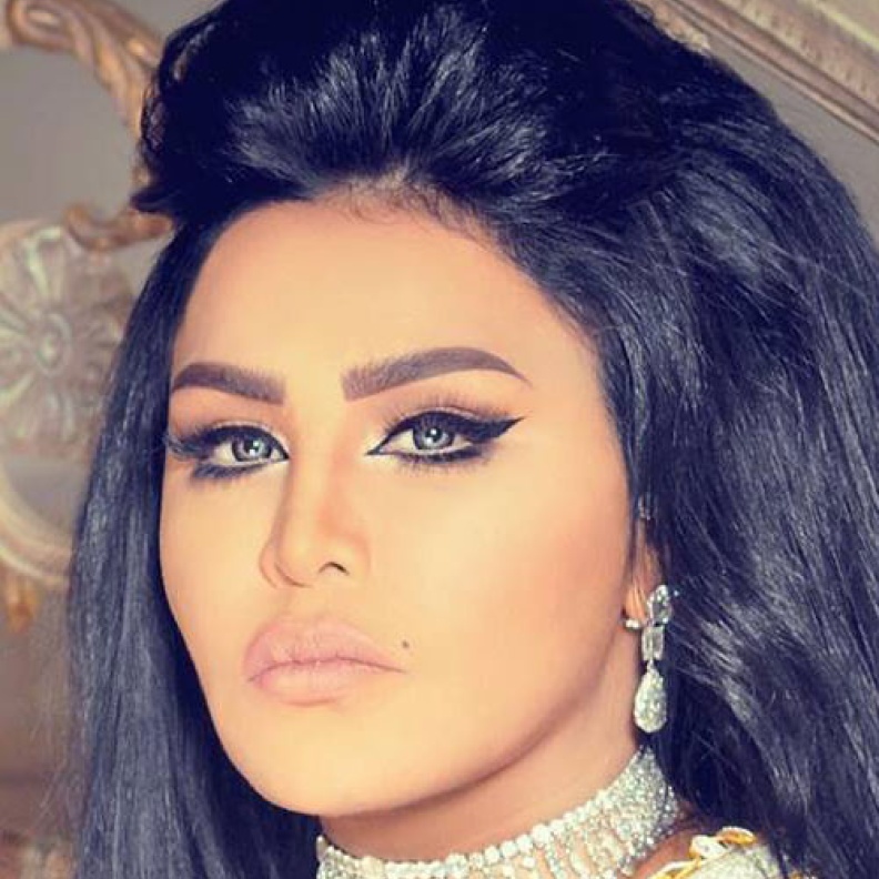 الفنانة أحلام بإحدى جلسات التصوير لها