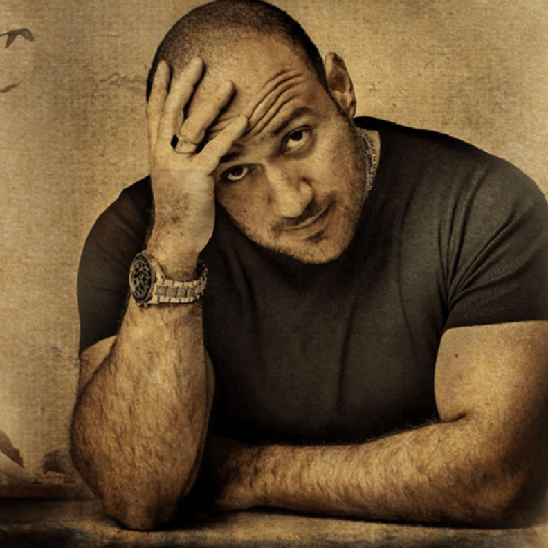 أحمد مكي يعاني الصلع