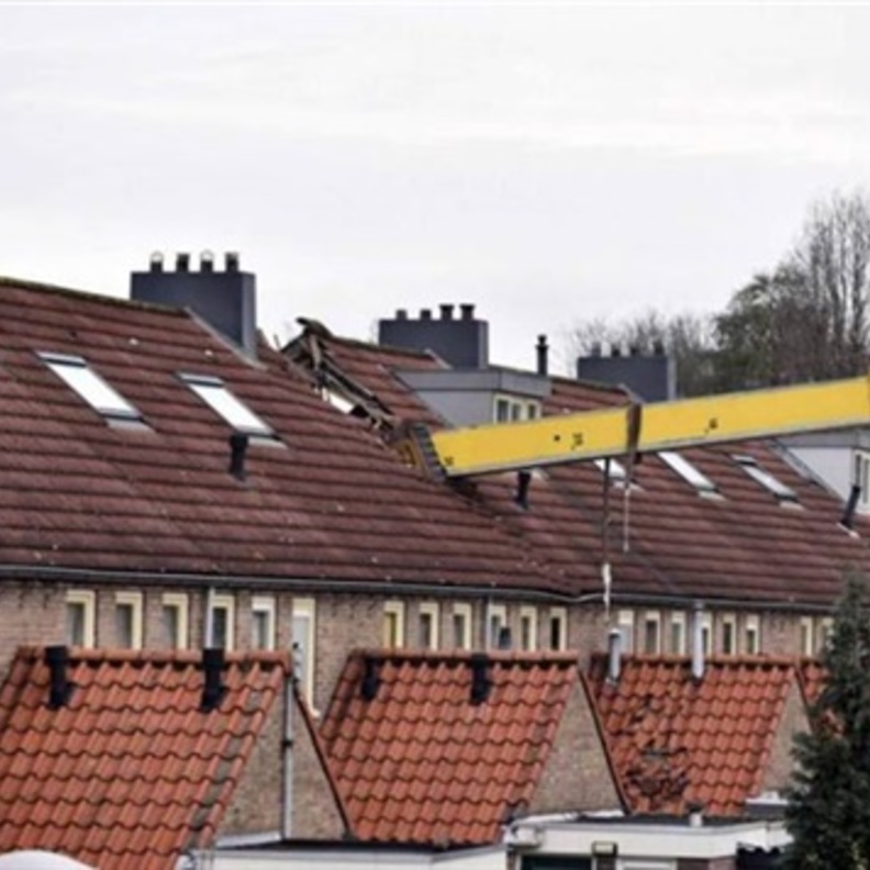 عرض زواج يحطمّ أسطح مجمّع سكني!!