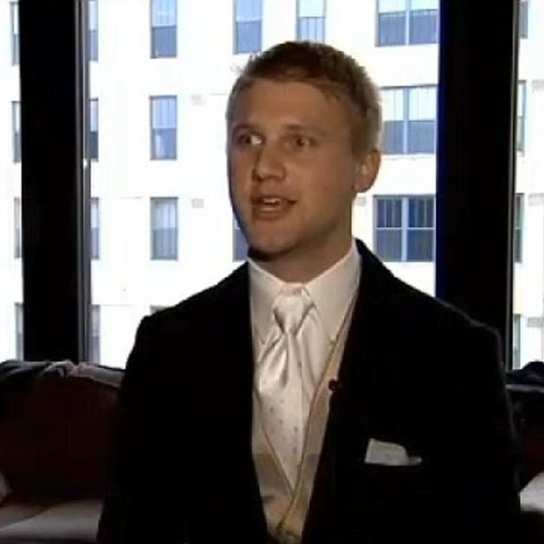 مشيا امام العروسين ثم تزوّجا! 