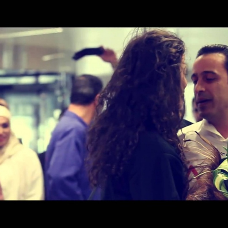 بالفيديو: طلب يدها في المطار وسط هرج ومرج