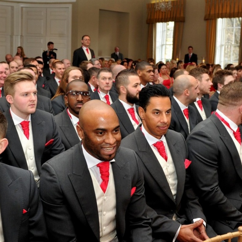 230 وصيف ووصيفة شرف في زفافهما 