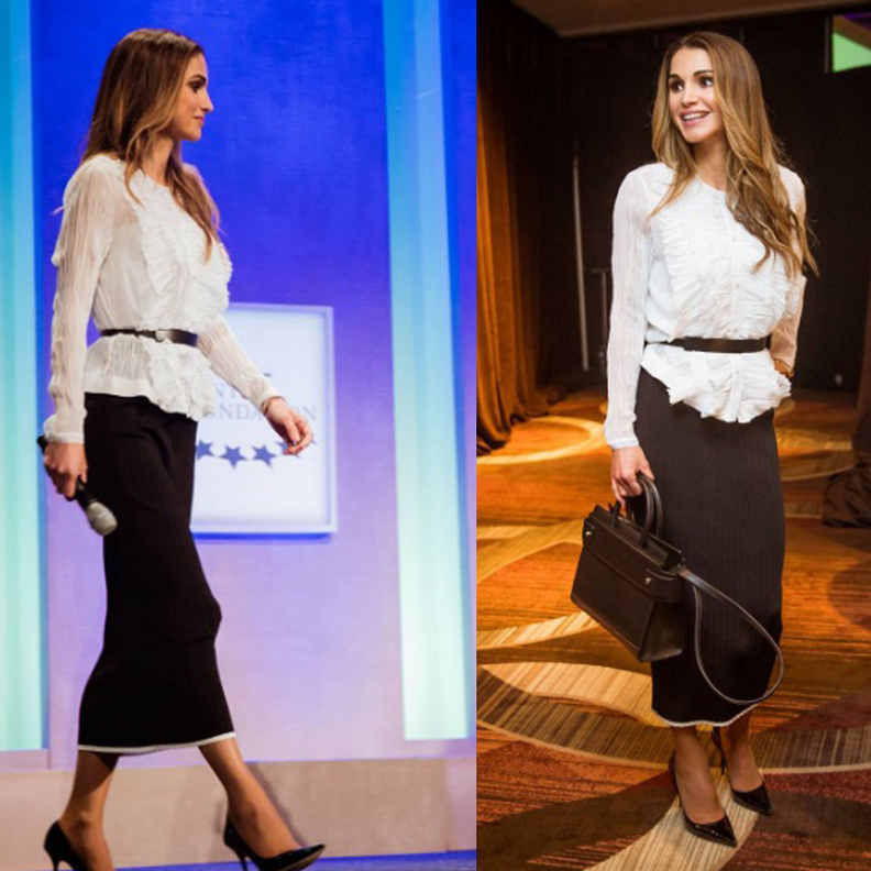 اختارت الملكة رانيا الاطلالة بموضة التنورة السوداء التي تتخطى حدود الركبة مع القميصٍ البيضاء الكشكش