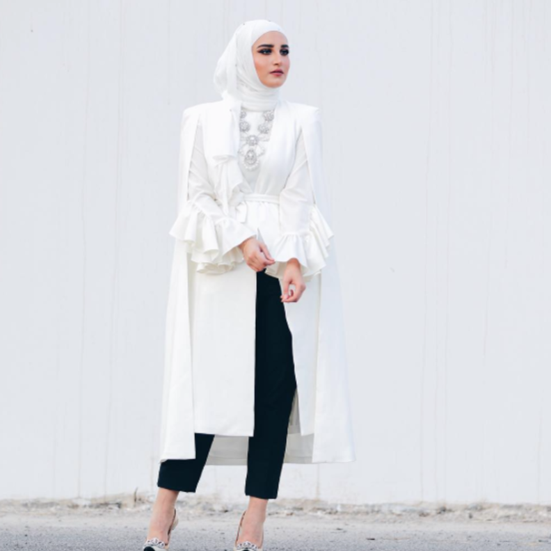 اختارت دلال الدوب قميص ملفت بقصّة الكاب باللون الأبيض ونسقته برقي وأناقة