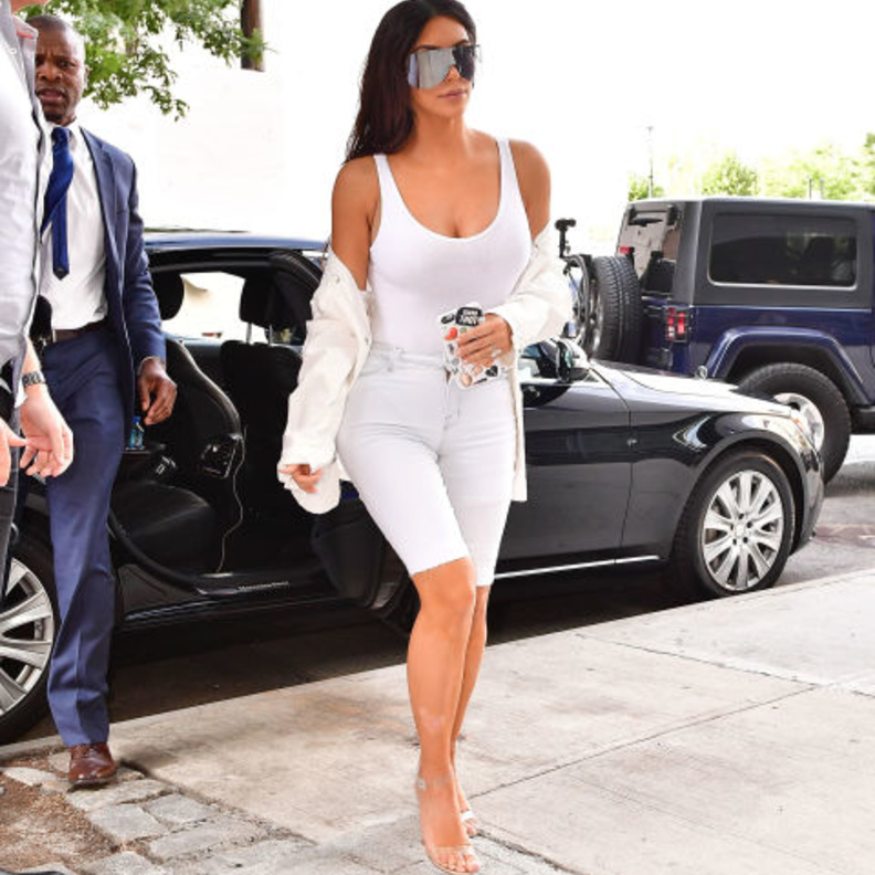 اختارت كيم كارداشيان لوك كامل باللون الأبيض لنفسها مع صندل شفاف