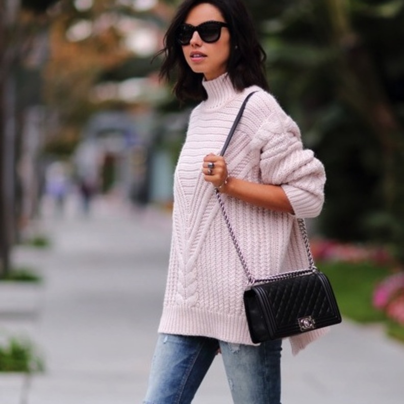 لاطلالة مستوحاة من السبعينيات نسقي بين البونشو وبين بنطلون الجينز ذو الأرجل الواسعة