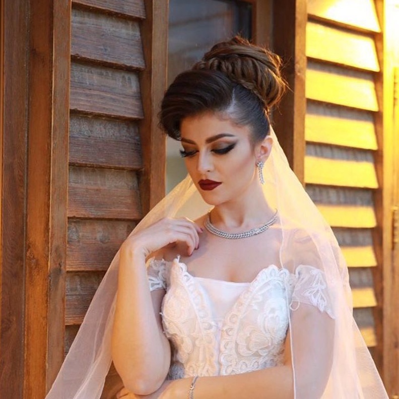 اختاري الطرحة الطويلة مع تسريحة شعر متكلفة لتشتيت العيون 