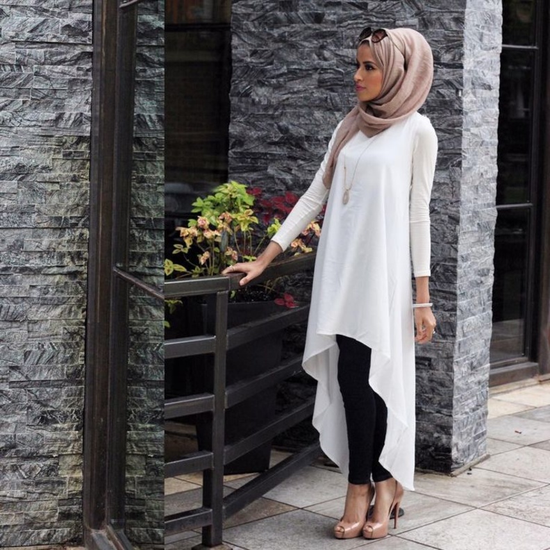 اختاري القمصان البيضاء الطويلة ونسقيها مع سروال اسود انيق
