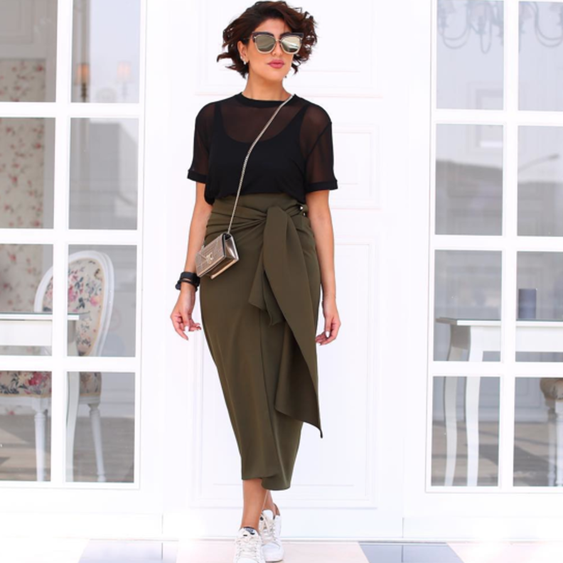 اختاري تنورة خصر عالي وبلون داكن كما فعلت دانا الطويرش لاطلالة رشيقة ونحيفة