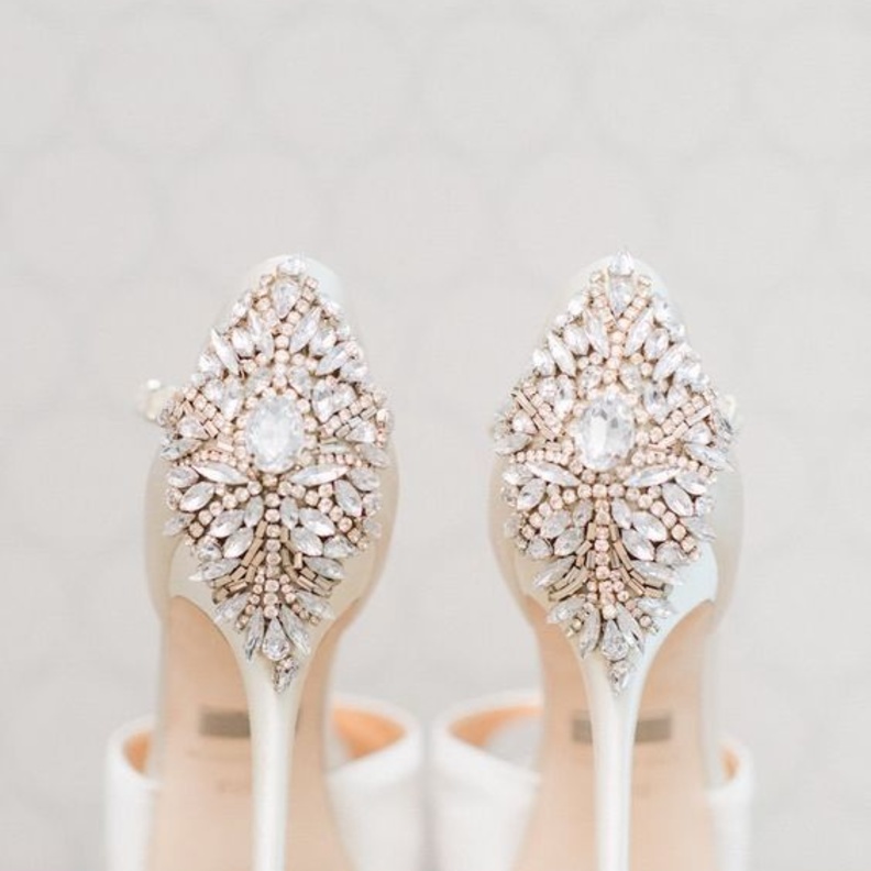 اختاري حذاء العرس مزين بأحجار الكريستال على الكعب