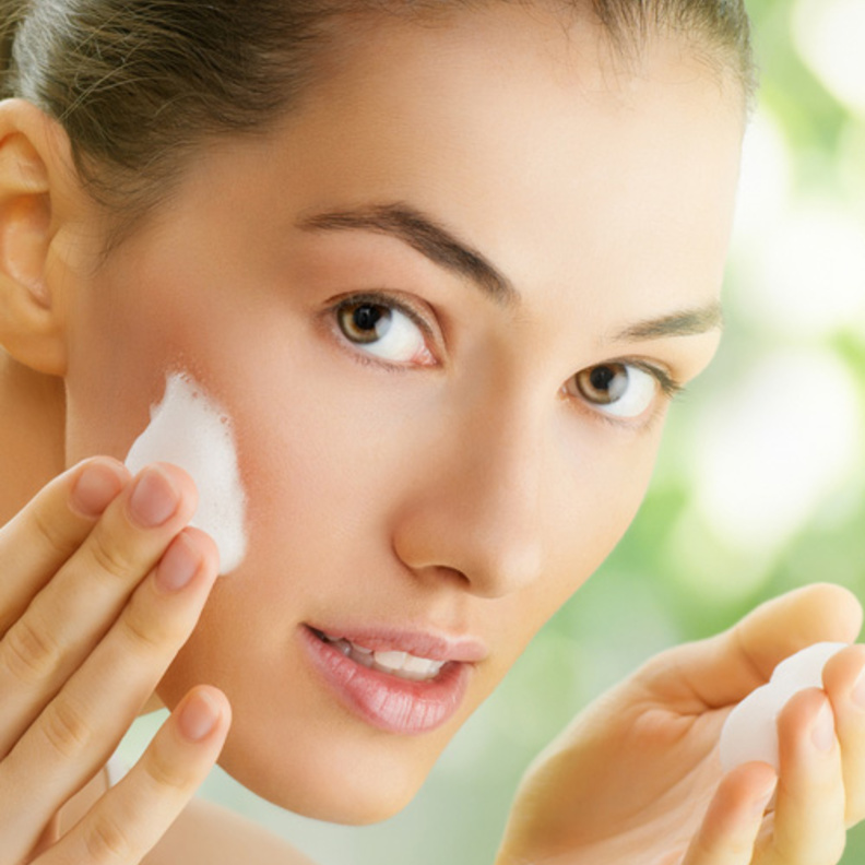 أفضل وقت لترطيب بشرتك بعد تنظيفها