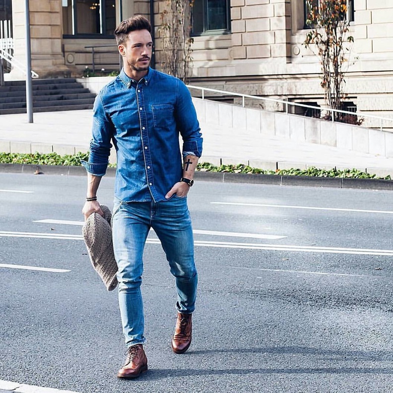 اختر الجينز الازرق لاطلالة صباحية كاجوال مع حذاء بني