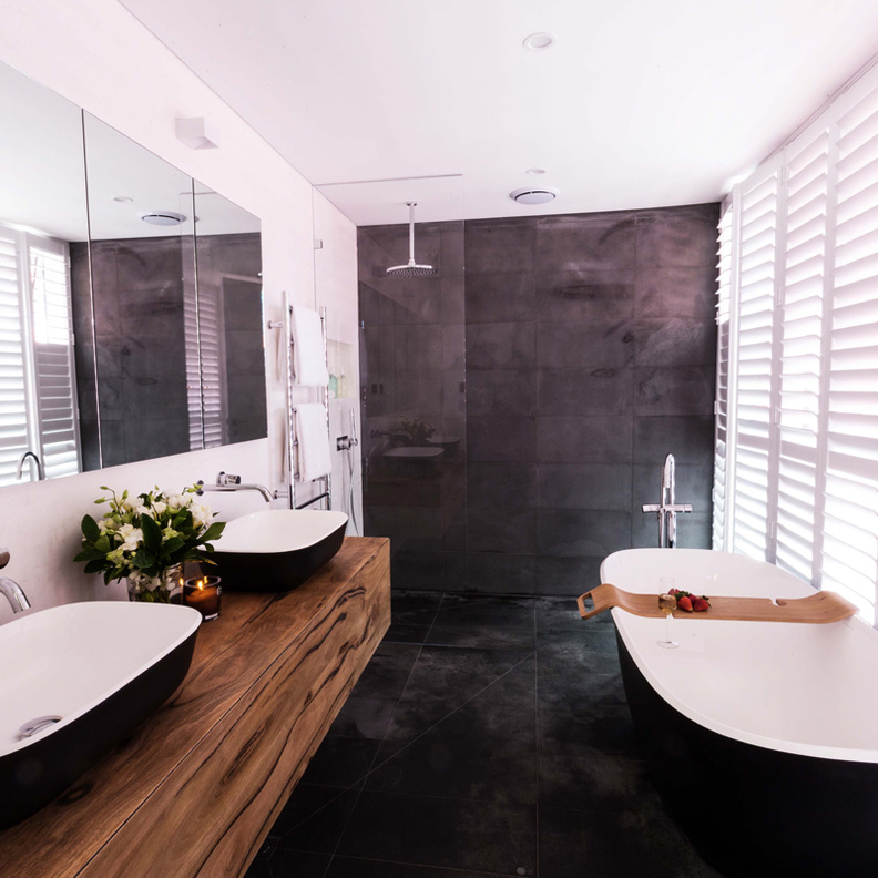 اختيار الخشب باللون الفاتح يلائم اللون الأسود في الحمام