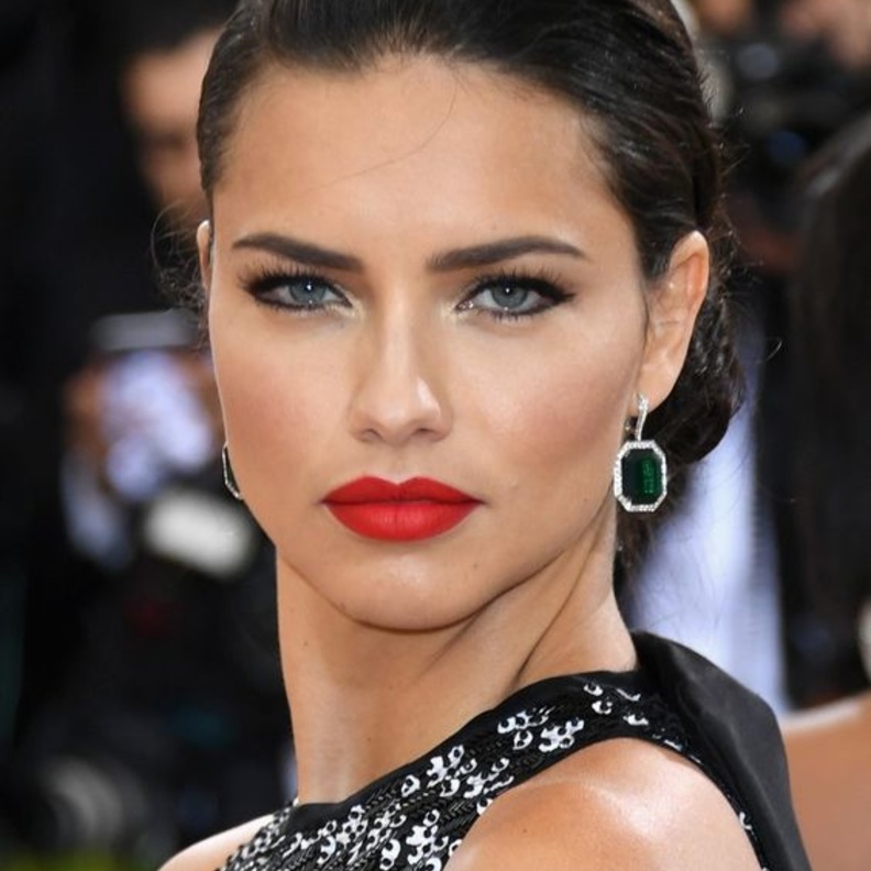 ادريانا ليما Adriana Lima تختار أحمر الشفاع مع الكونتور
