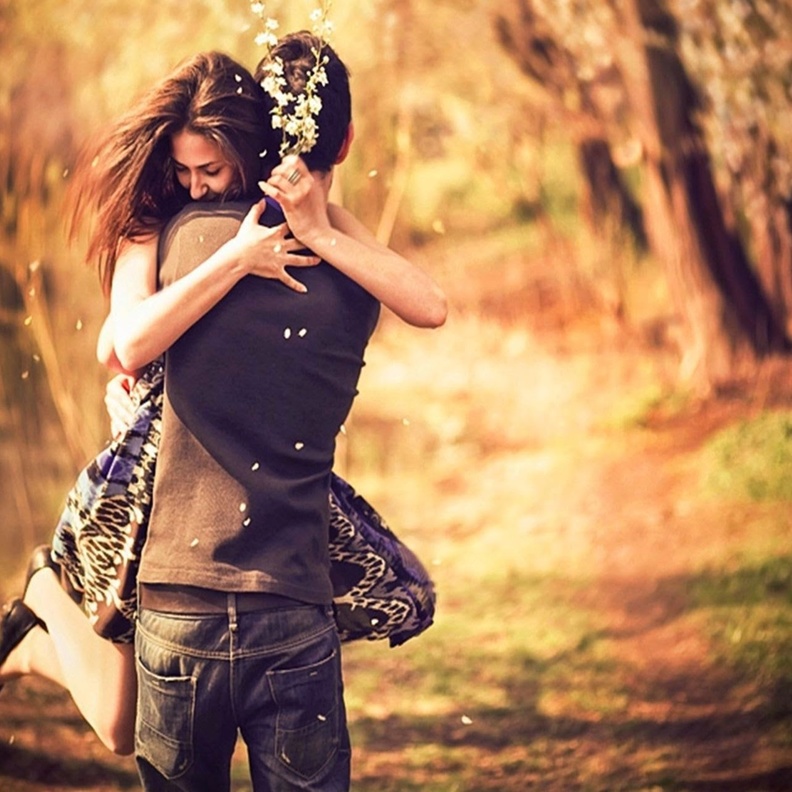 اذا كانت بيئة العريس اكثر انفتاحا فلا مانع من العناق بعد عقد القران