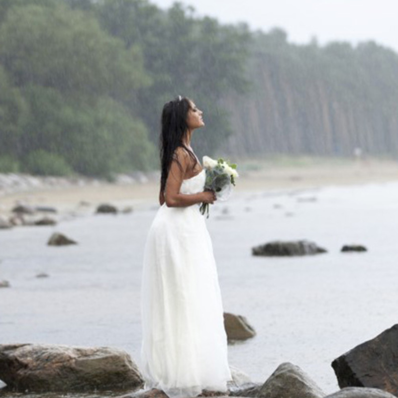 فستان قصير للزفاف على الشاطئ