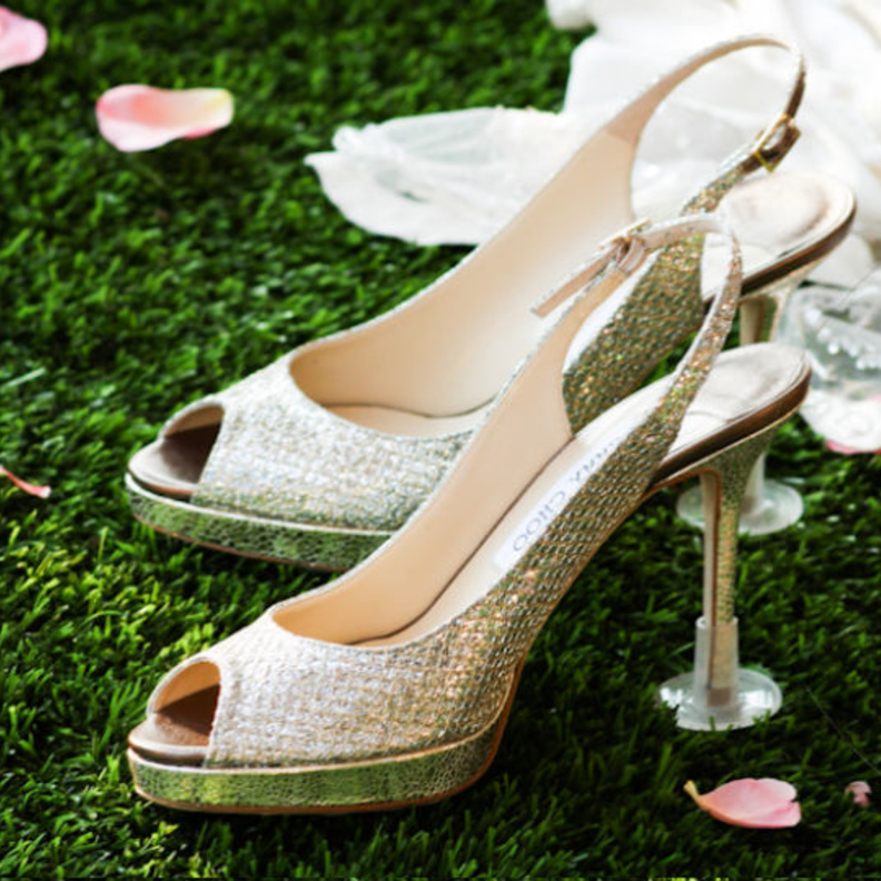 ارتدي الحذاء الذي ترغبين به وضعي قطعة البلاستيك لتحمي الكعب من الانغراس