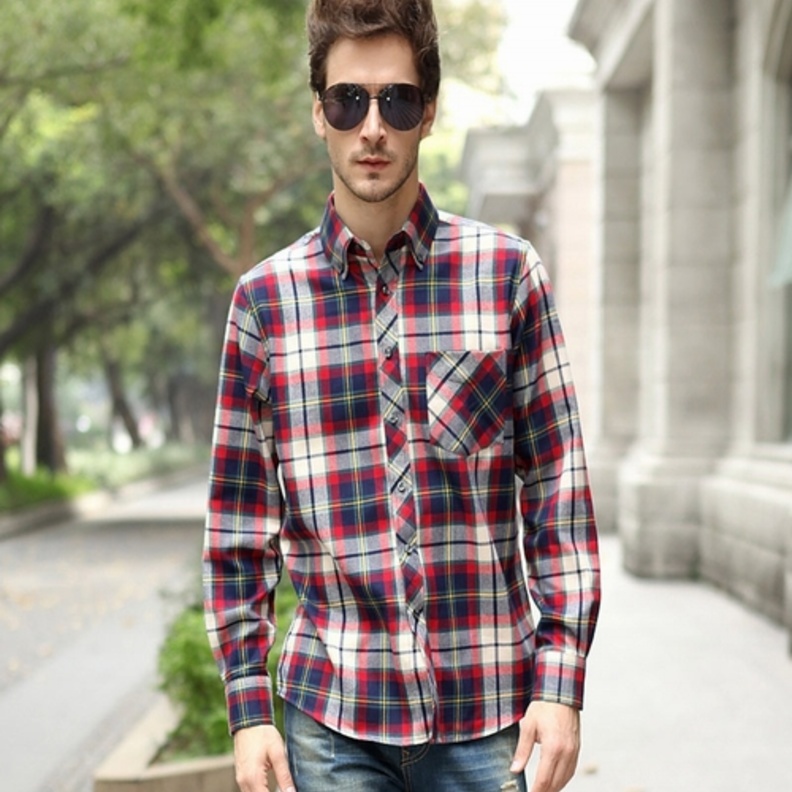 ارتدي القميص بنقشة المربعات الملونة لإطلالة كاجوال