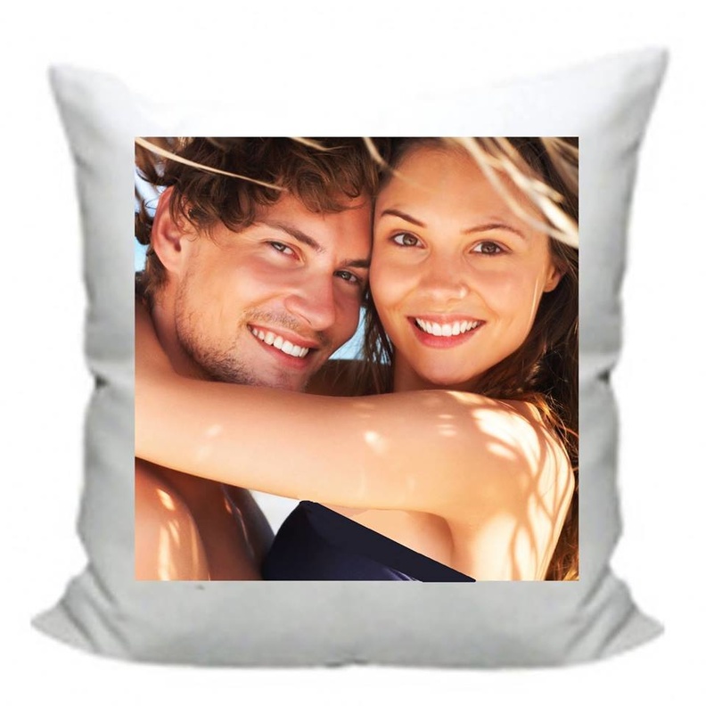 ارسمي البسمة بوسائد تحمل صوركما في لحظات الفرح